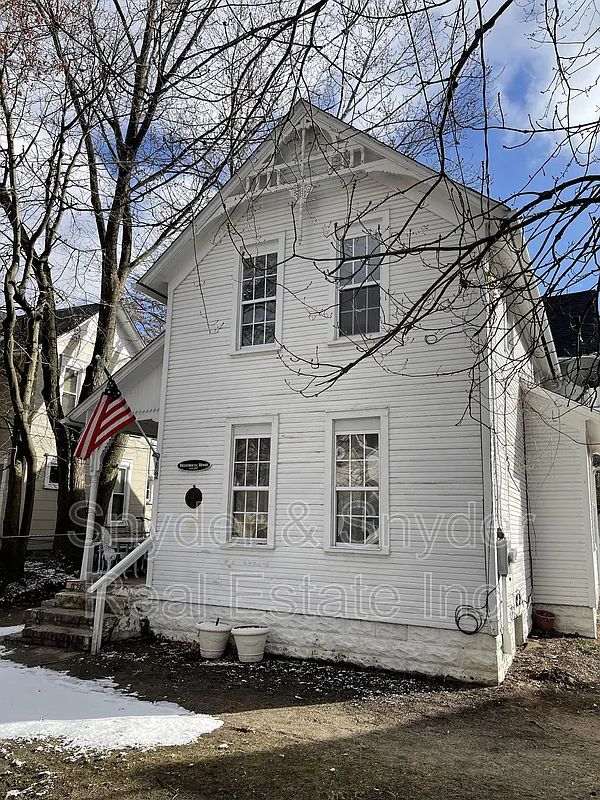 3 bed, 1.0 bath, $700 — Photo 1