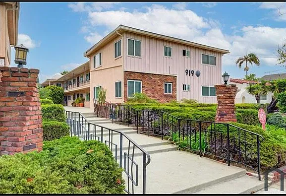 919 E La Palma Dr