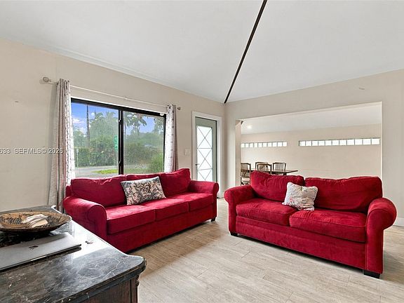 5th image of 565 East Dr
