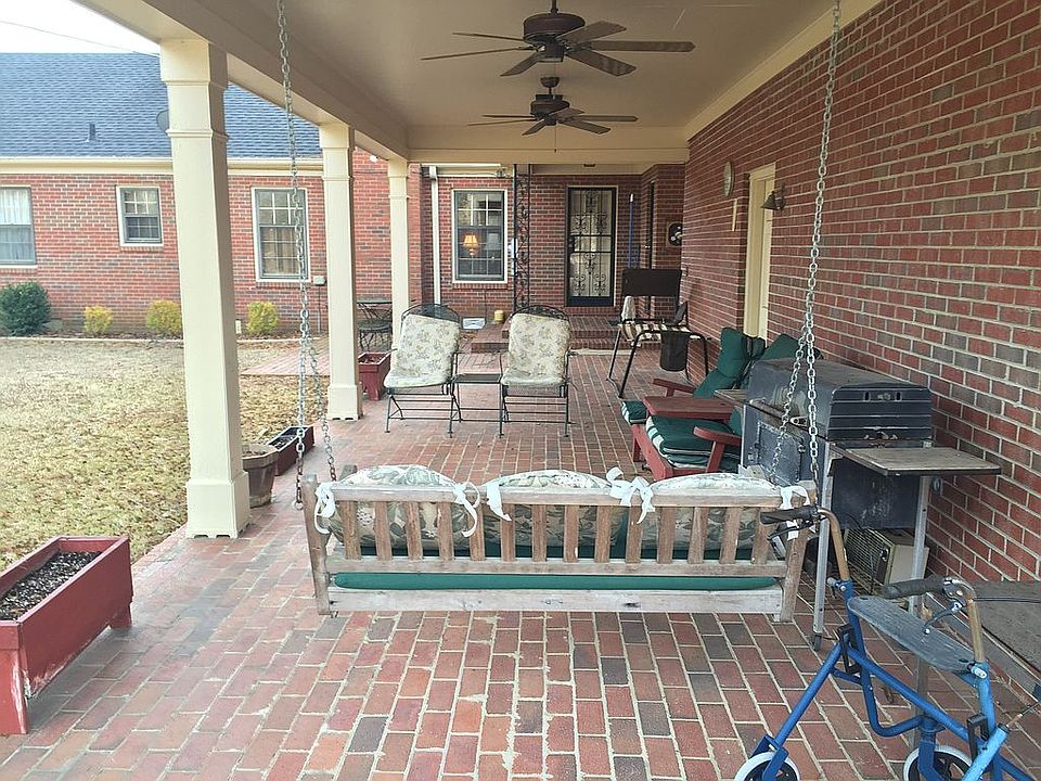 Huge back covered porch!