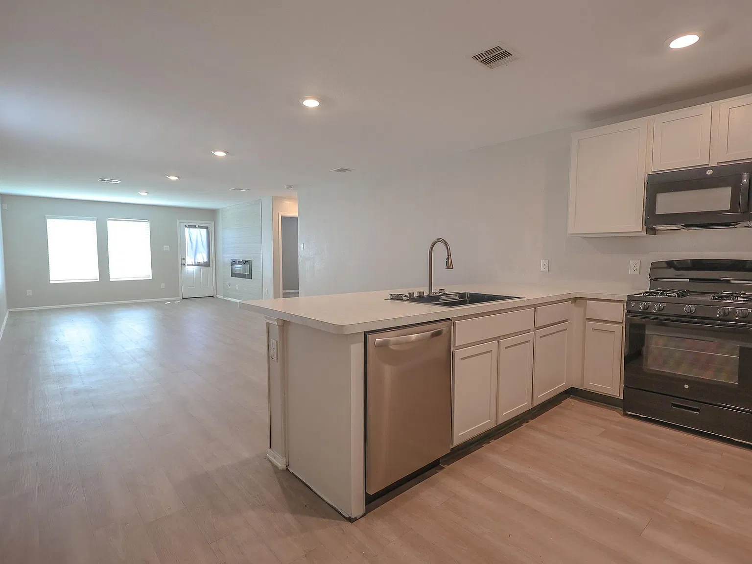4 bed, 2.0 bath, 1690 sqft, $2,300 — Photo 2