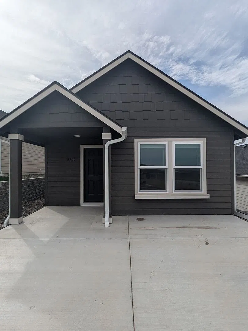 Brand new 3 bedroom/2 bathroom ready for move in — Photo 1