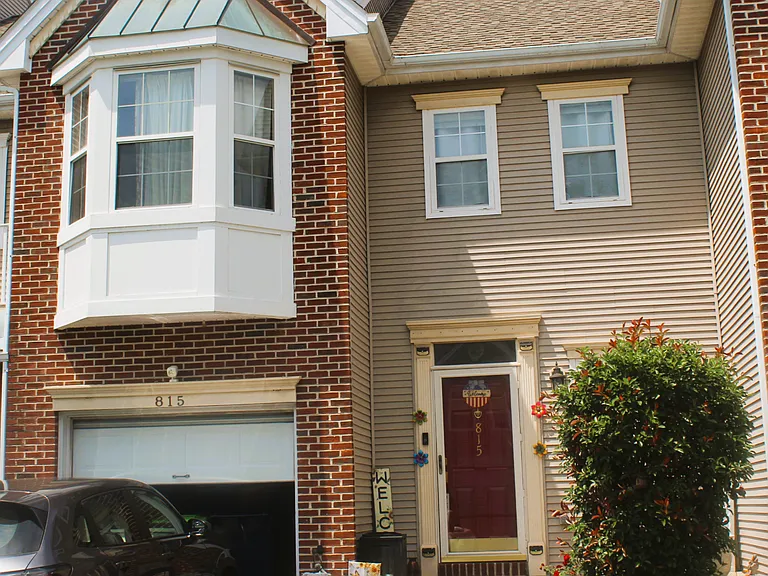 815 Martingale Rd — Photo 1
