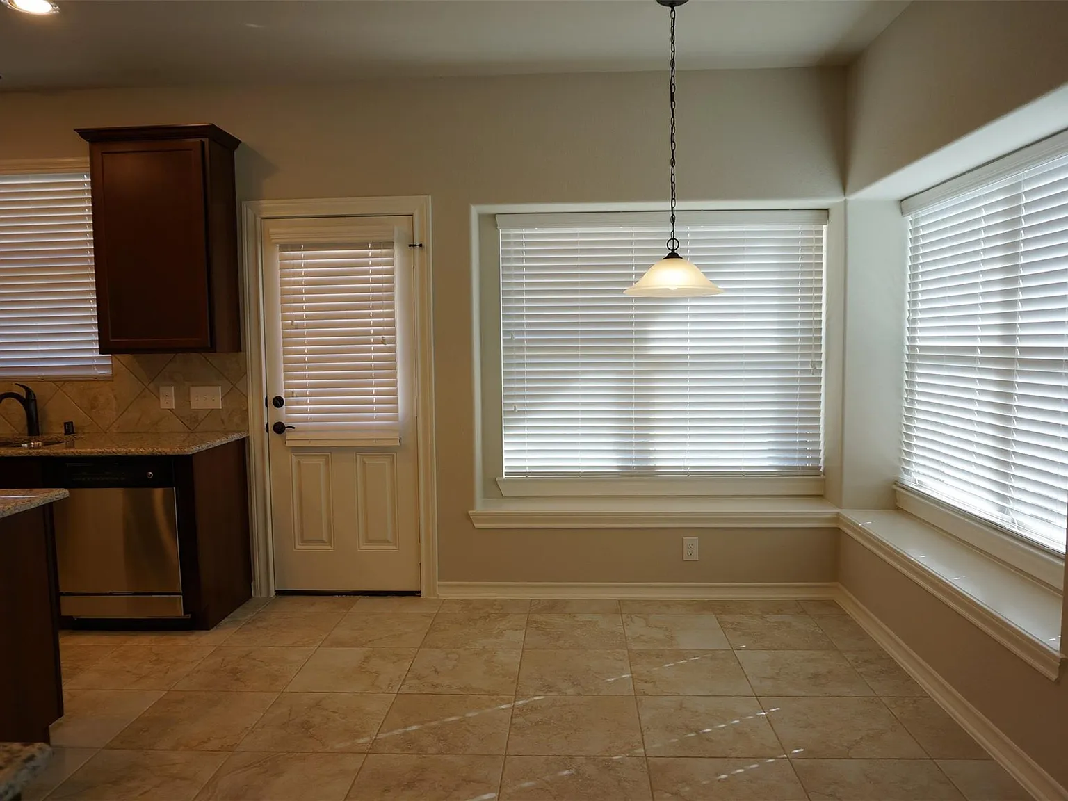 4 bed, 2.0 bath, 1787 sqft, $2,200 — Photo 4