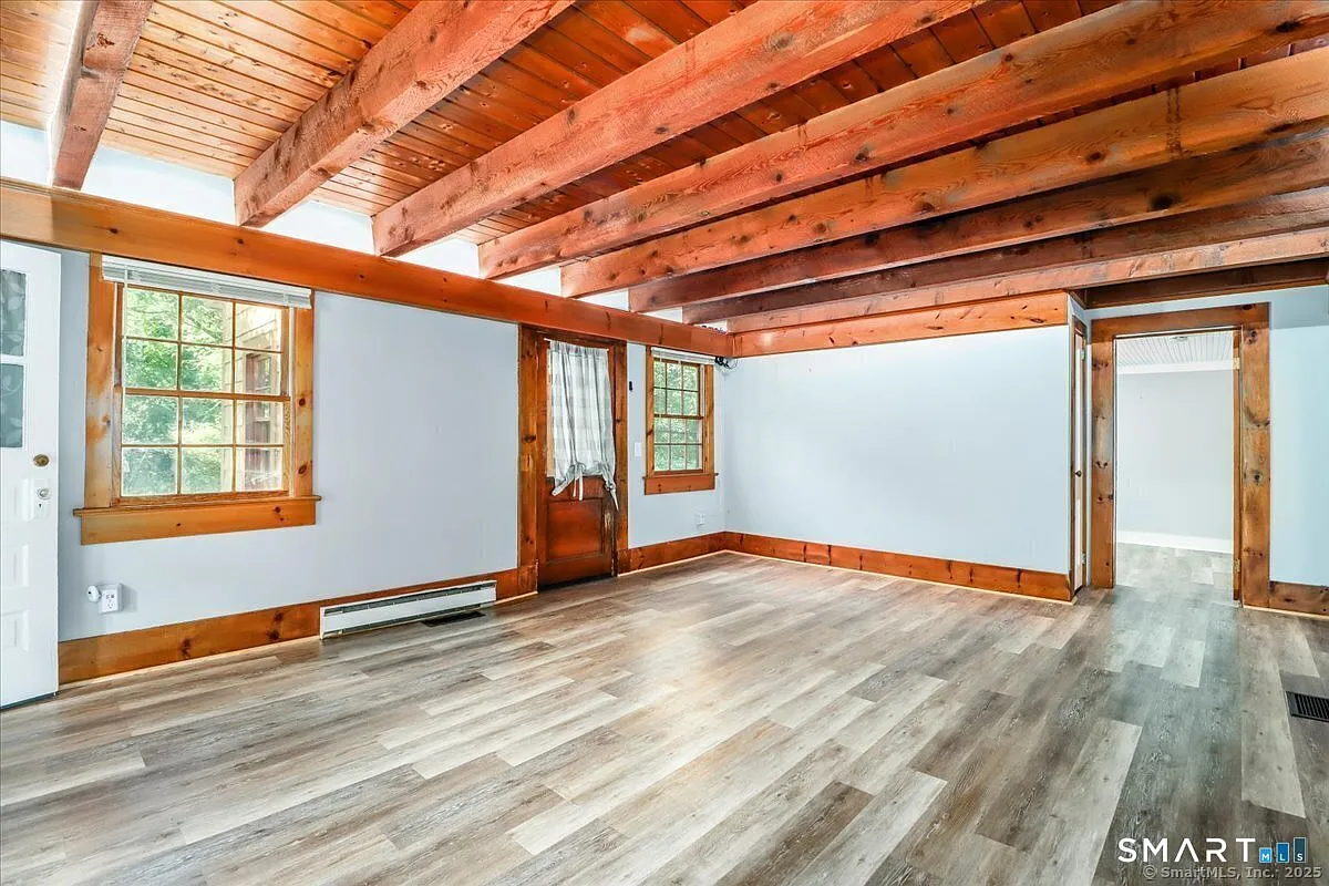 3 bed, 1.0 bath, 1650 sqft, $2,400 — Photo 2