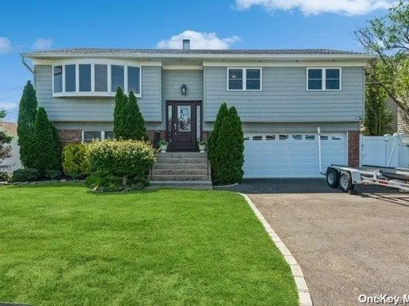 2670 Neptune Avenue, Seaford, NY 11783