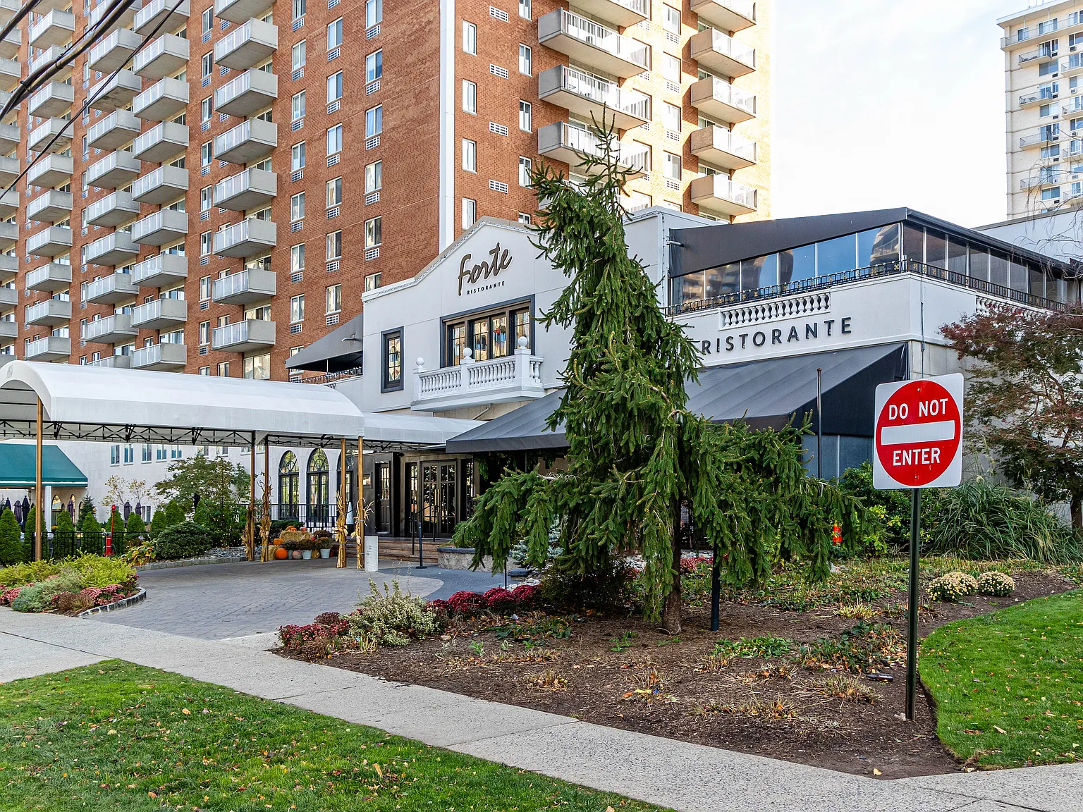 Excelsior II Apartments — Photo 4