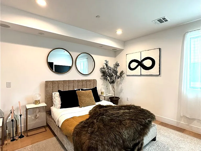 11326 Victory Blvd — Photo 8