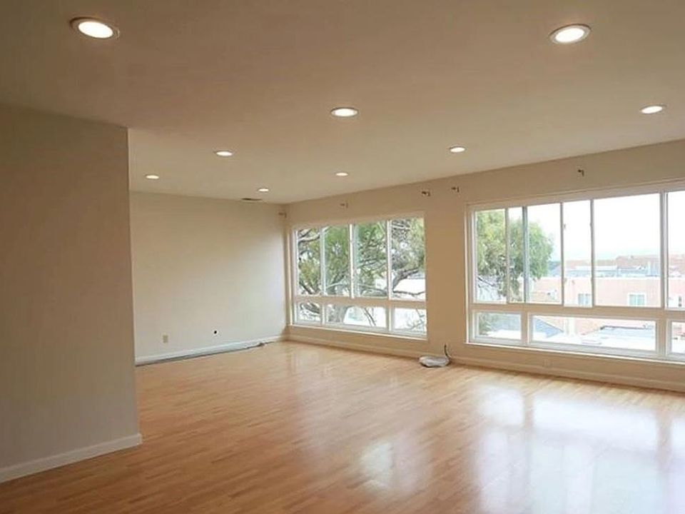 Extra large living room. Lots of light. Floor to ceiling windows. Nice view.