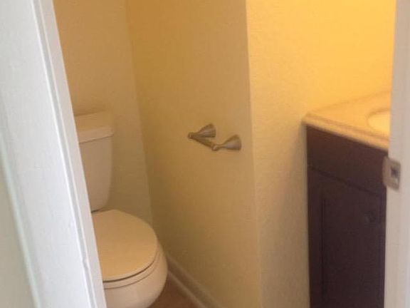 3rd image of 633 Hustings Court Ln