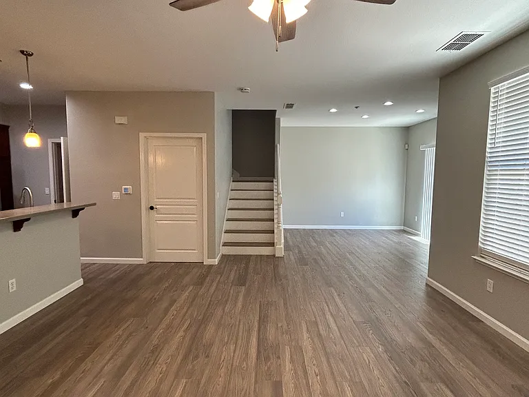 228 W Lucita Way — Photo 18