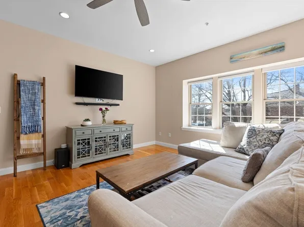 195 Collincote St APT 106, Stoneham, MA 02180