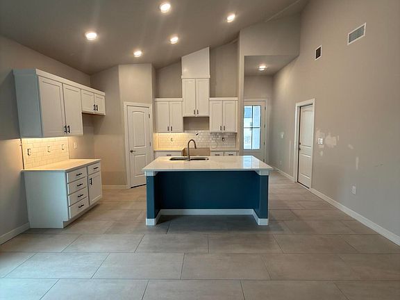 4th image of 3893 Perspective St