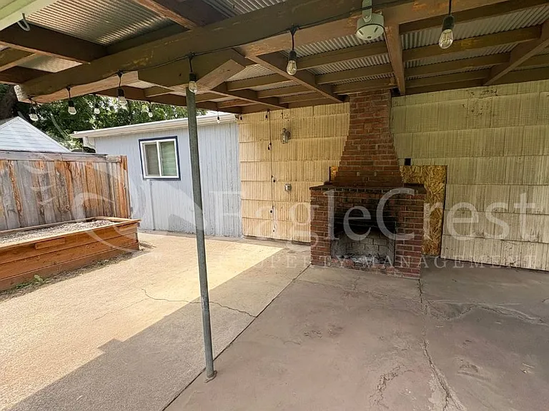 542 E Chestnut St — Photo 9