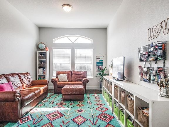 3rd image of 4405 Juniper Ln