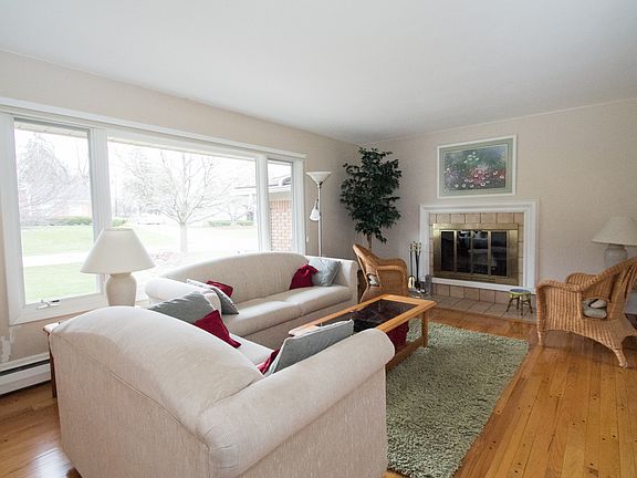 3rd image of 6958 Woodbank Dr