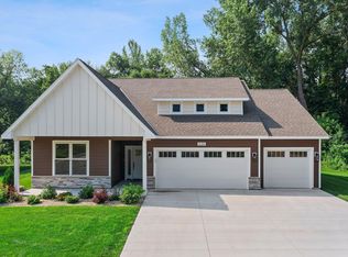 634 E 6th St, Chaska, MN 55318