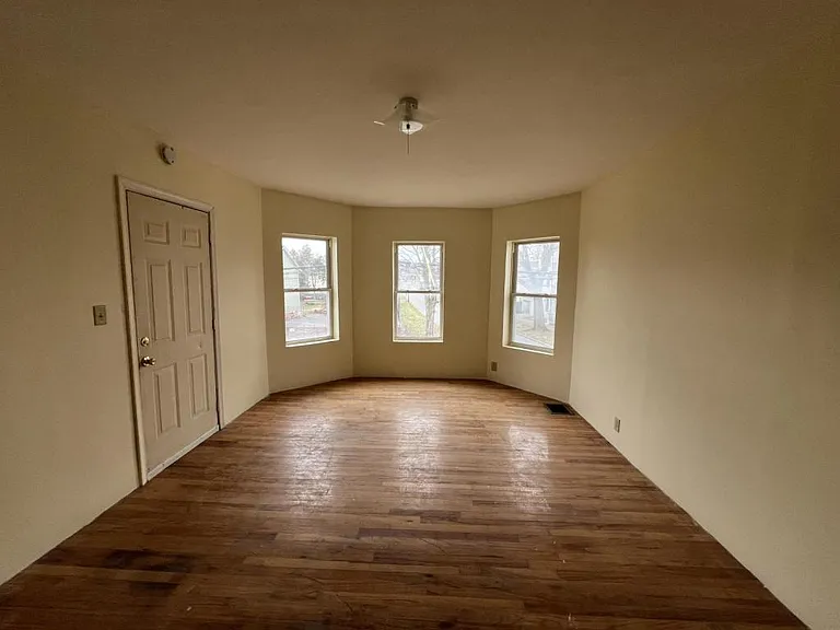 401 Nichols St #403-3 — Photo 2
