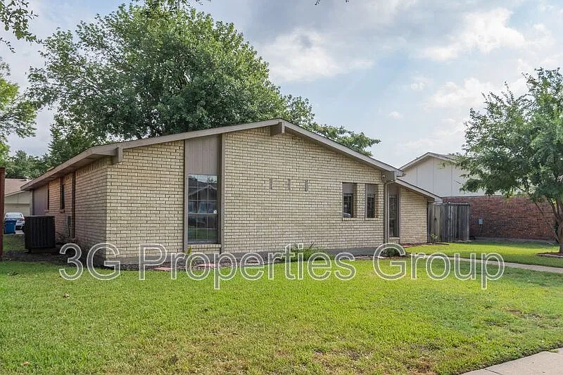3 bed, 2.0 bath, 1963 sqft, $2,395 — Photo 4