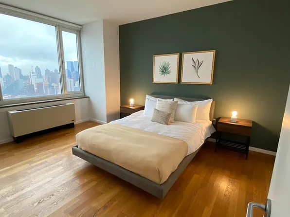 635 West 42nd Street image 7 of 21