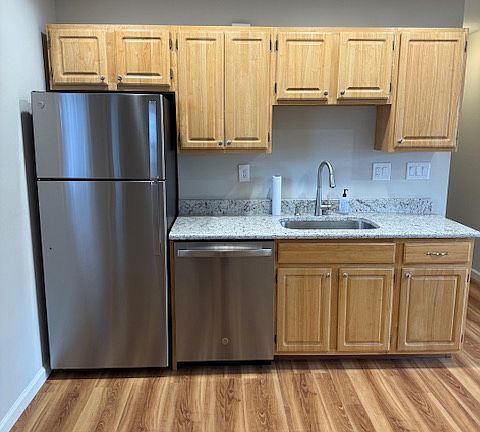 Brand new Kitchen, lots of light (dimmable) and cabinets.