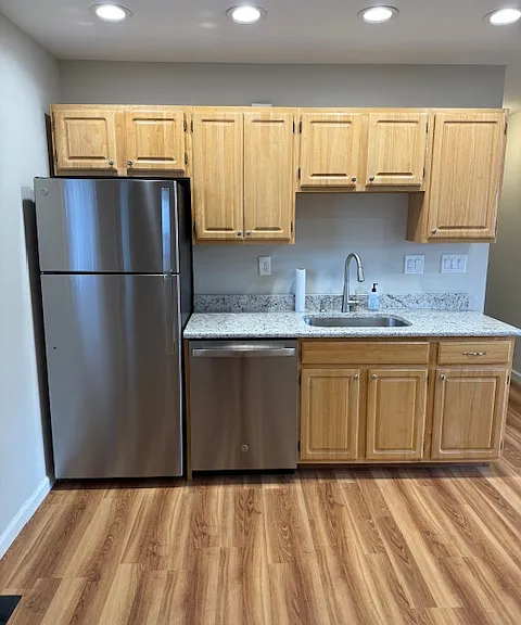 Brand new Kitchen, lots of light (dimmable) and cabinets.