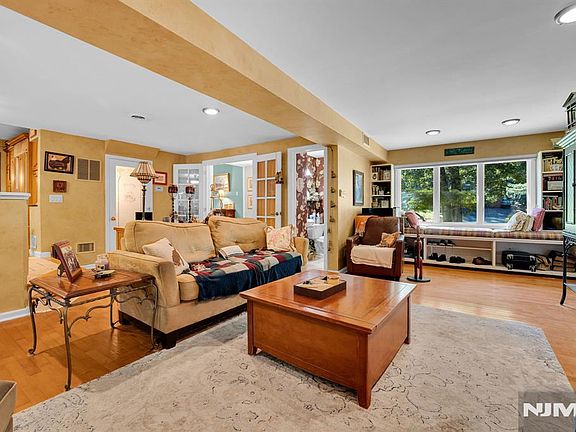 3rd image of 11 Dogwood Court