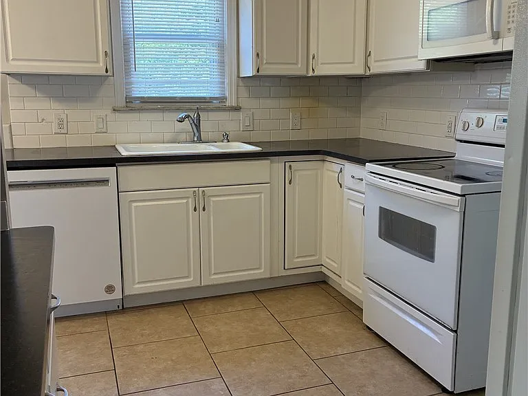 4049 Bushnell Rd — Photo 2