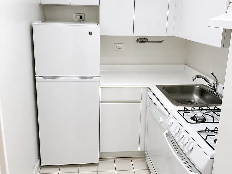 360 W 22nd St #11N — Photo 9