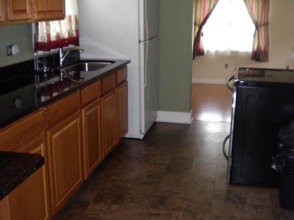 3rd image of 2 Parkwood Ave