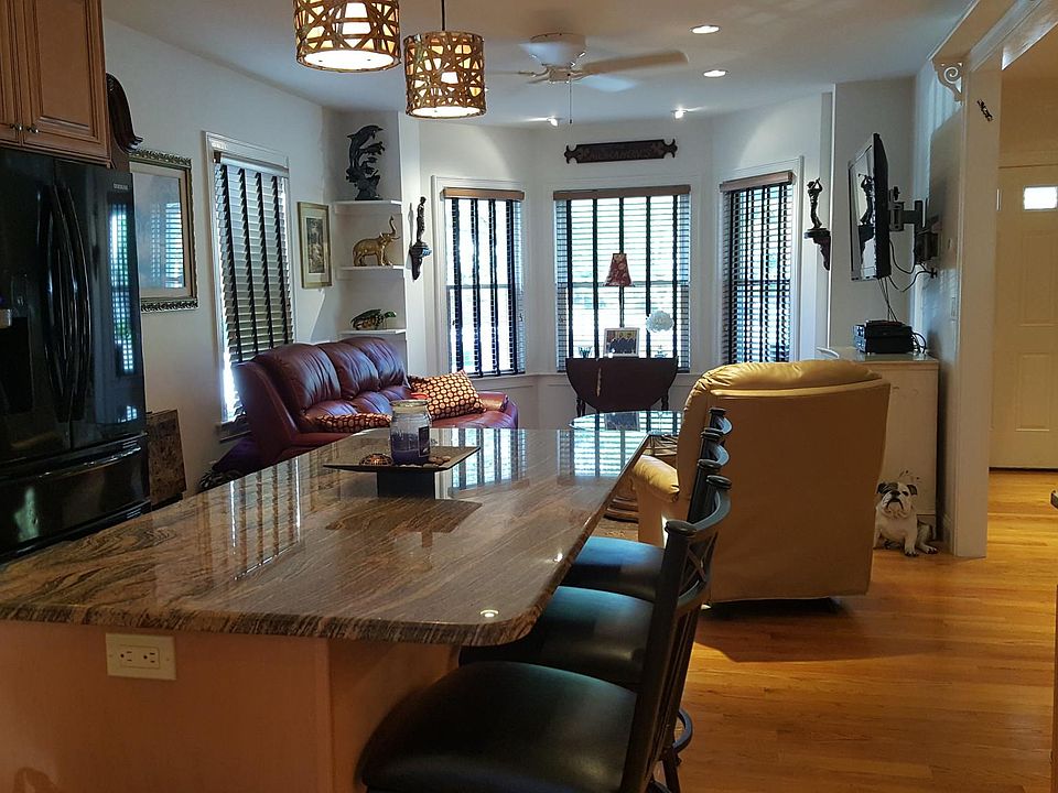 2nd image of 379 Hunnewell St Unit 1