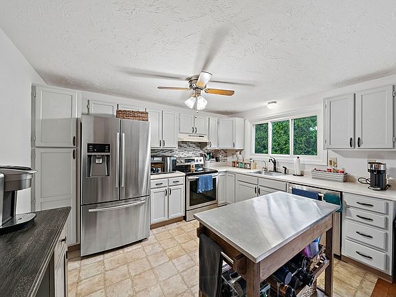 3rd image of 560 Bedford St APT E5