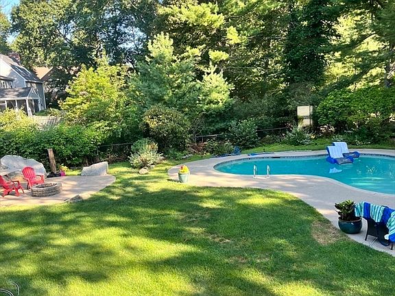 3rd image of 1 Brentwood Dr
