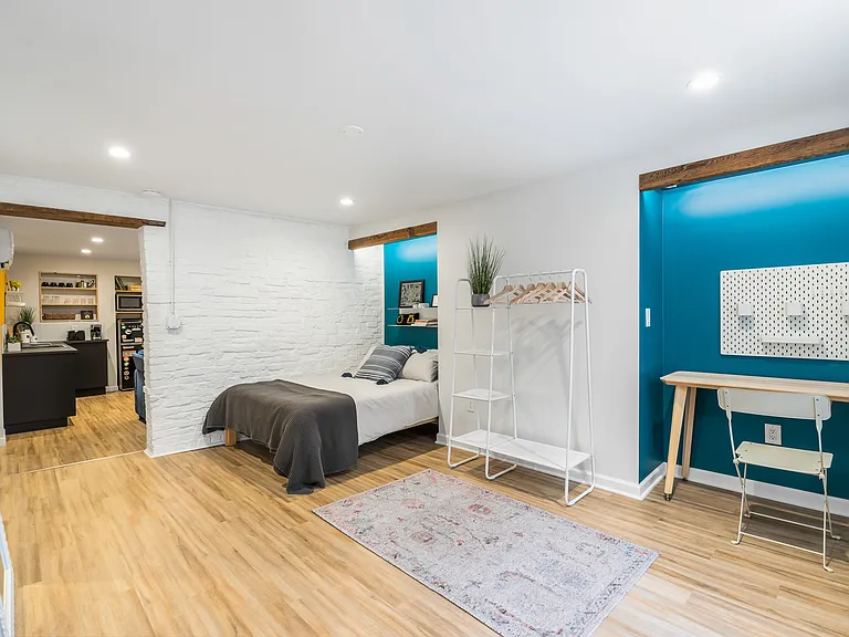 419 E Carson St — Photo 2