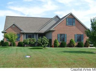 102 Pearl Pl, Jacksonville, IL 62650