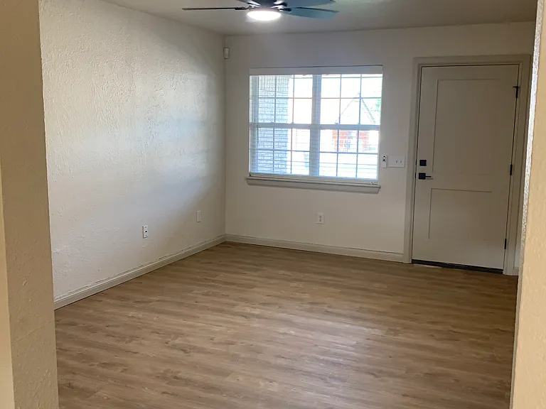 1012 S English Dr — Photo 2