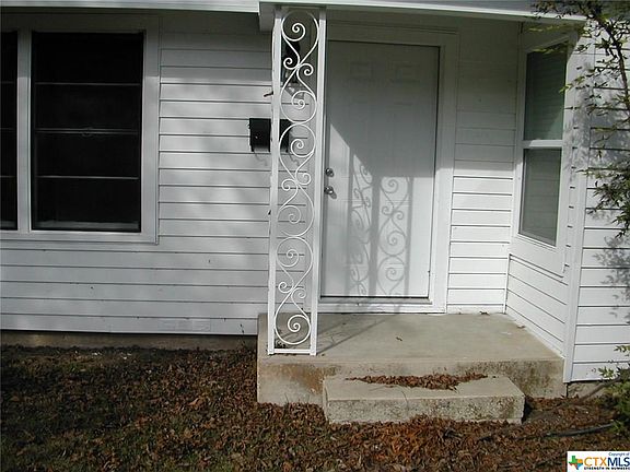 3rd image of 1052 E Elm St