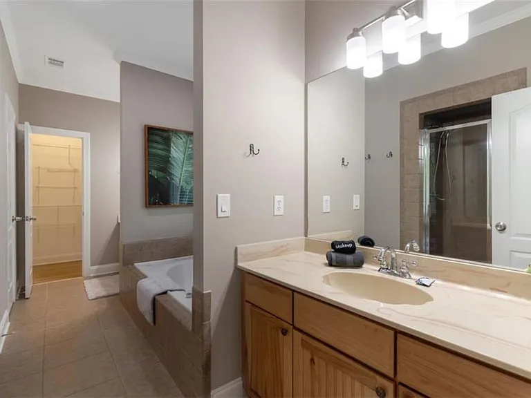 100 Hardwood Ln — Photo 18