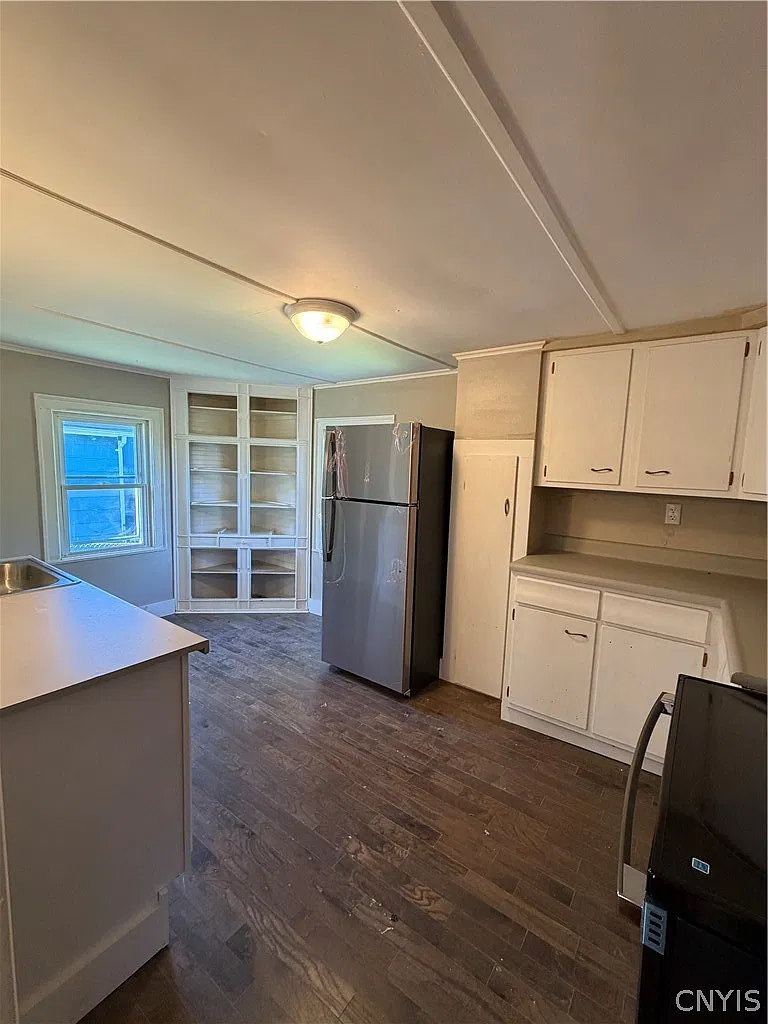 3 bed, 1.0 bath, 960 sqft, $1,850 — Photo 2