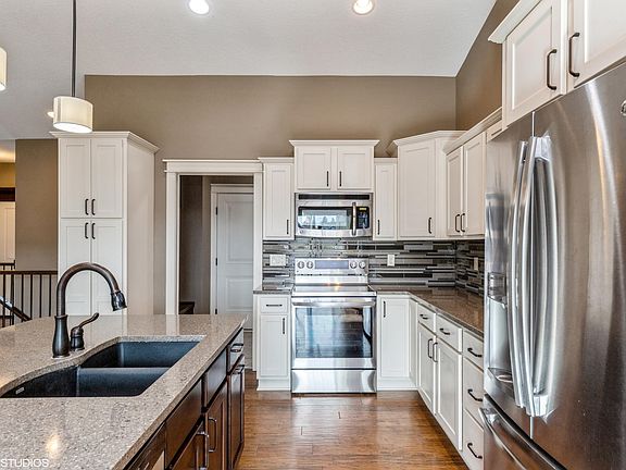 2nd image of 755 NW Autumn Crest Dr