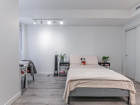 4th image of 10626 City Pkwy #907