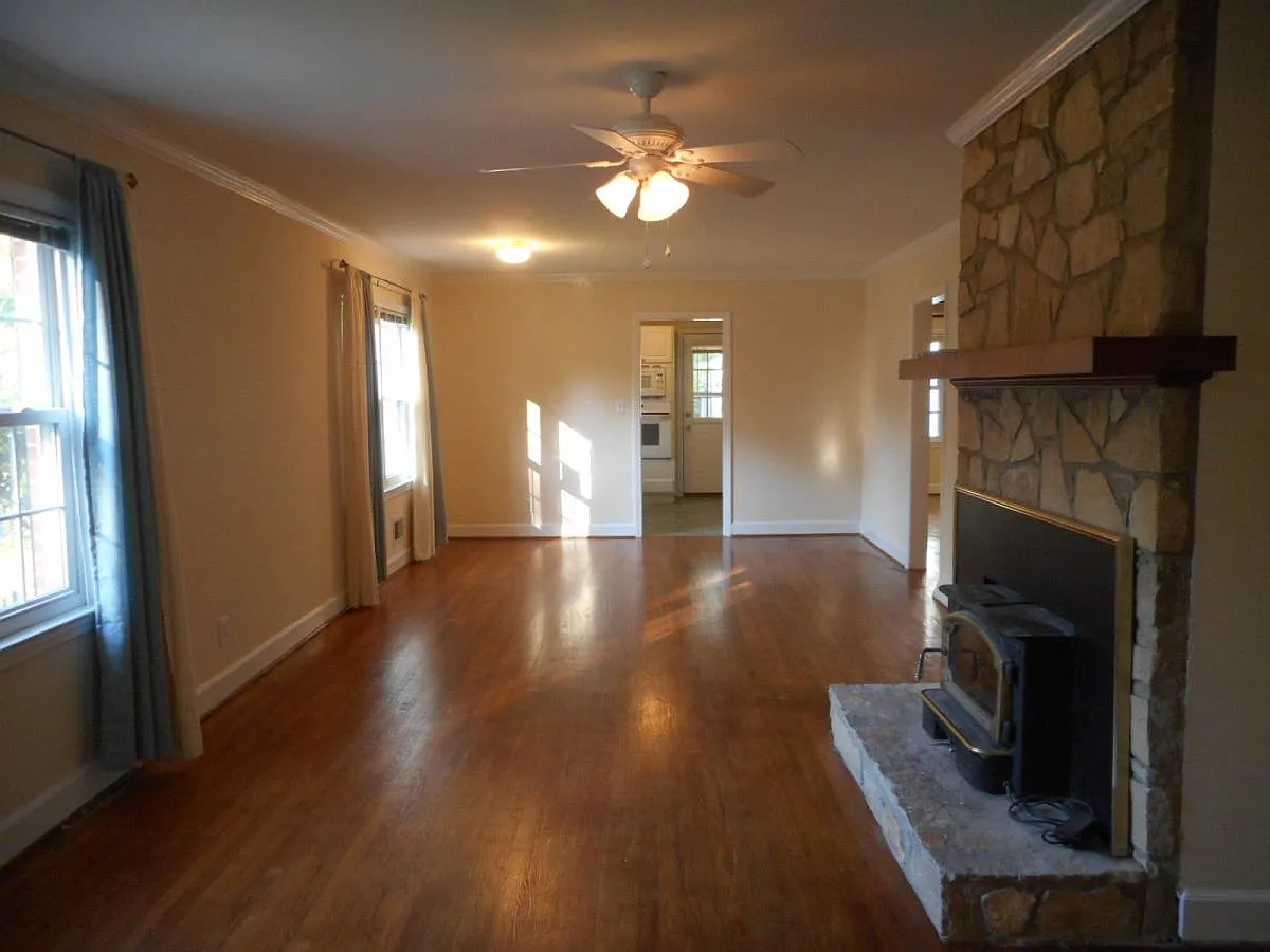 4 bed, 2030 sqft, $4,600 — Photo 3