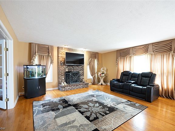 5th image of 32750 Seneca Dr