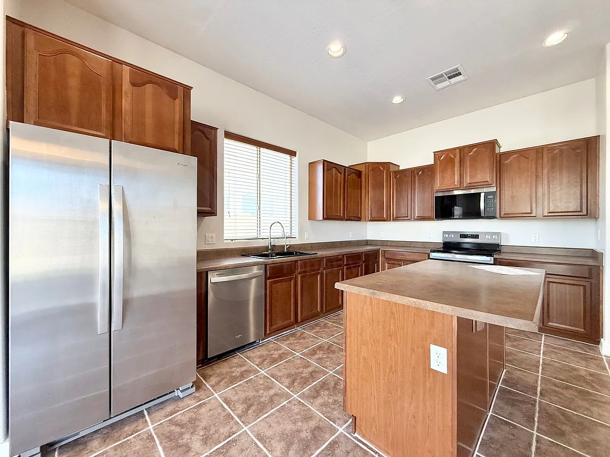 3 bed, 2.0 bath, 2323 sqft, $2,599 — Photo 3
