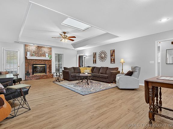 3rd image of 1935 Putnam Dr