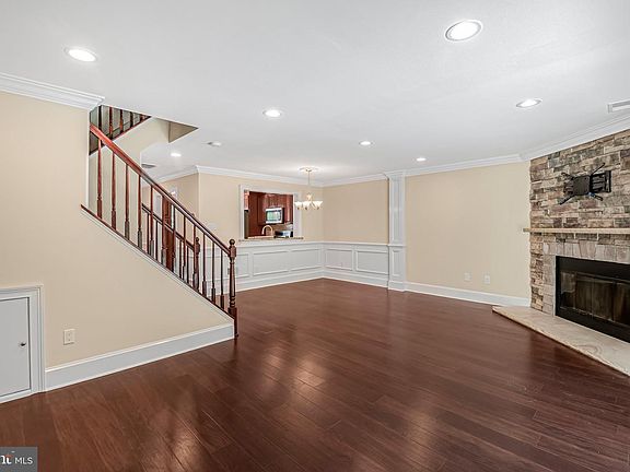 3rd image of 10 Devon Ct