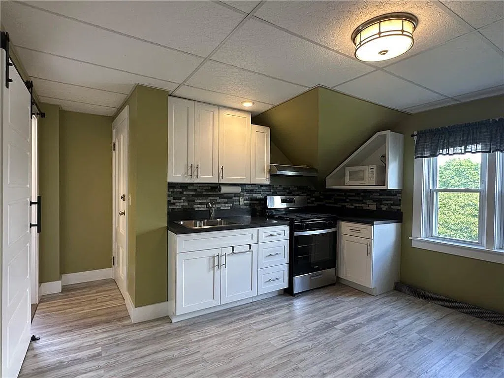 2 bed, 1.0 bath, 1008 sqft, $1,800 — Photo 2