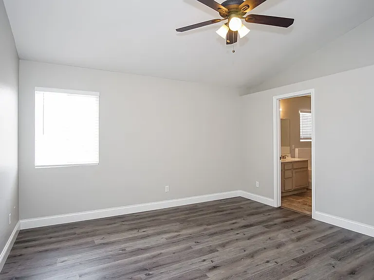 537 Bay Bridge Dr — Photo 8