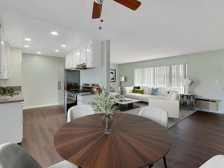 LA GRANADA APARTMENTS — Photo 7
