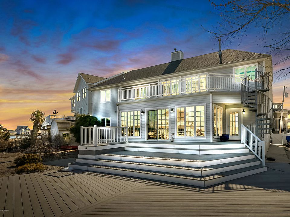 1st image of 38 Bay Point Dr
